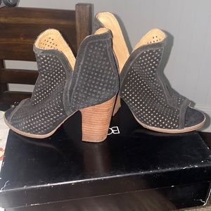 LUCKY Larise peep toe heels